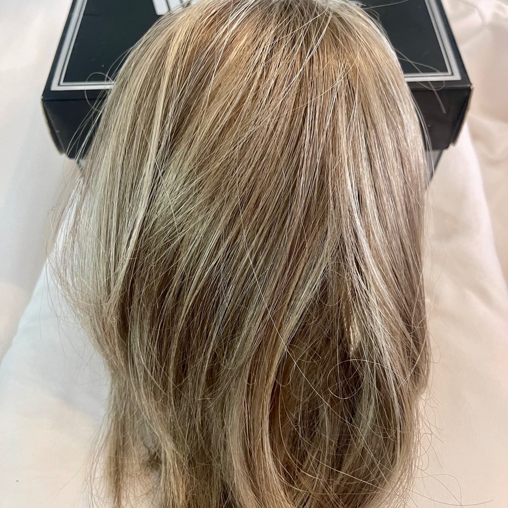 Multi-Tone Blonde Women's Wig with Natural Highlights